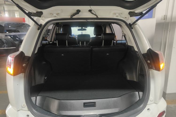 Used Toyota RAV4 2018 2.0L CVT Two-Wheel Drive Fashion X Edition Trunk