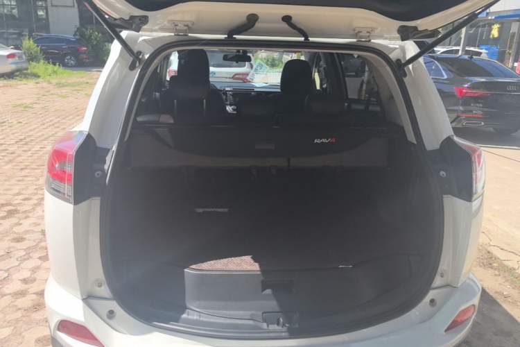 Used Toyota RAV4 2018 2.0L CVT Two-Wheel Drive Fashion X Edition Trunk
