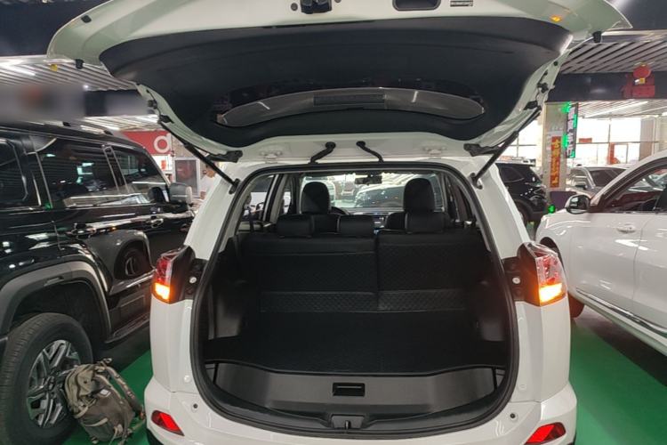 Used Toyota RAV4 2018 2.0L CVT Two-Wheel Drive Fashion X Edition Trunk