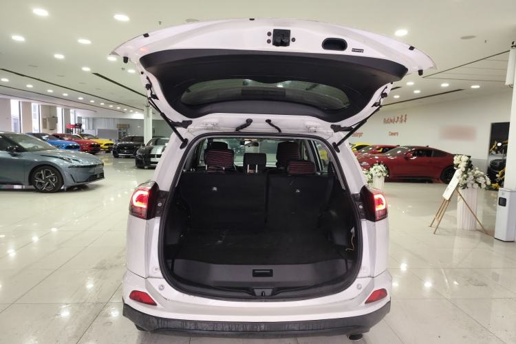 Used Toyota RAV4 2018 2.0L CVT Two-Wheel Drive Fashion X Edition Trunk