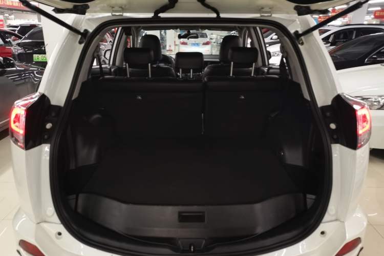 Used Toyota RAV4 2018 2.0L CVT Two-Wheel Drive Fashion X Edition Trunk