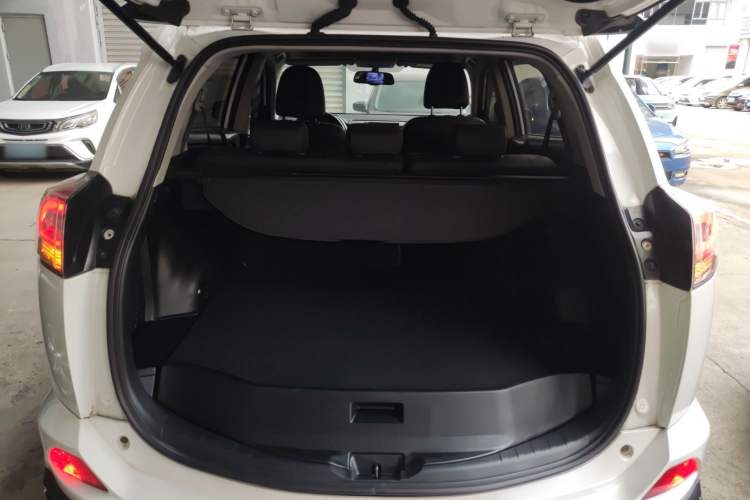 Used Toyota RAV4 2018 2.0L CVT Two-Wheel Drive Fashion X Edition Trunk