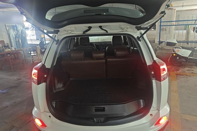 Used Toyota RAV4 2018 2.0L CVT Two-Wheel Drive Fashion X Edition Trunk