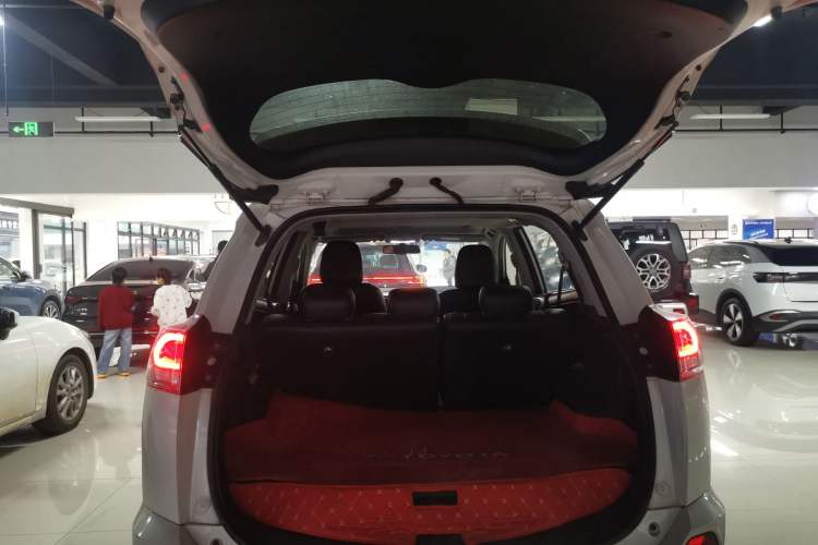 Used Toyota RAV4 2018 2.0L CVT Two-Wheel Drive Fashion X Edition Trunk