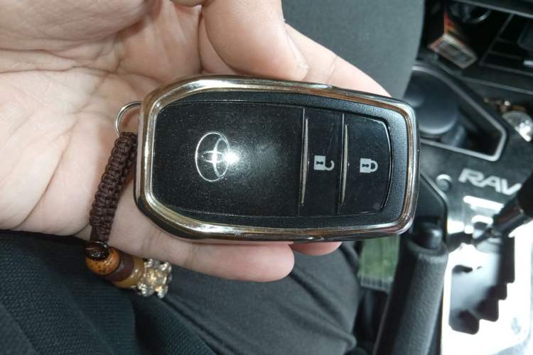 Used Toyota RAV4 2018 2.0L CVT Two-Wheel Drive Fashion X Edition Vehicle Key