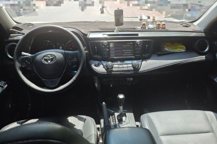 Used Toyota RAV4 2018 2.5L Automatic 4x4 Elite i Edition Center Console