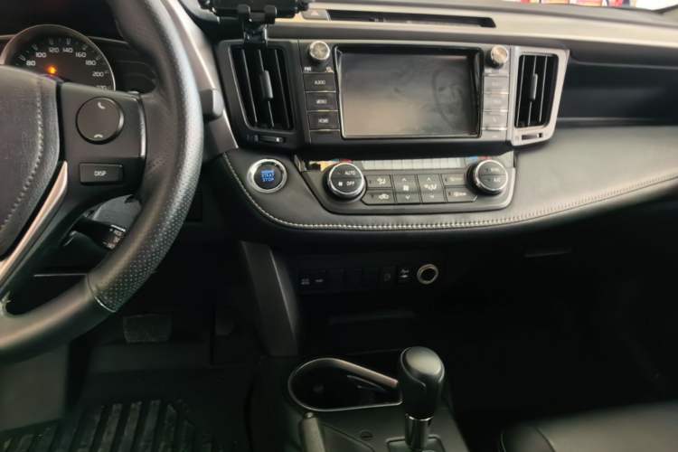 Used Toyota RAV4 2019 2.0L CVT Two-Wheel Drive Luxury Version China VI Standard Audio And AC Panel