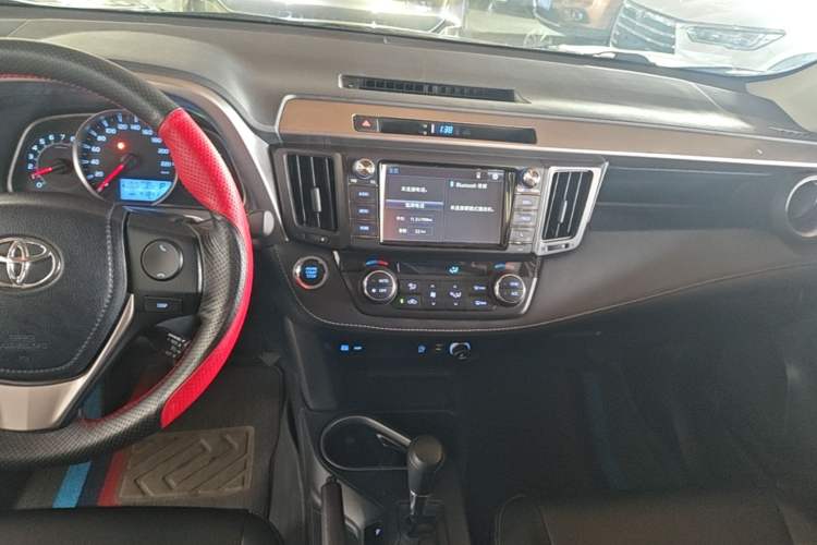 Used Toyota RAV4 2019 2.0L CVT Two-Wheel Drive Luxury Version China VI Standard Audio And AC Panel