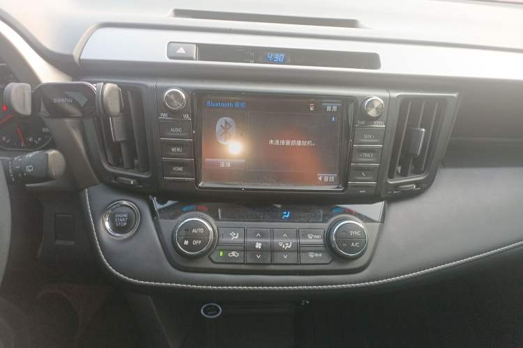 Used Toyota RAV4 2019 2.0L CVT Two-Wheel Drive ZhiShang Version China VI Standard Audio And AC Panel