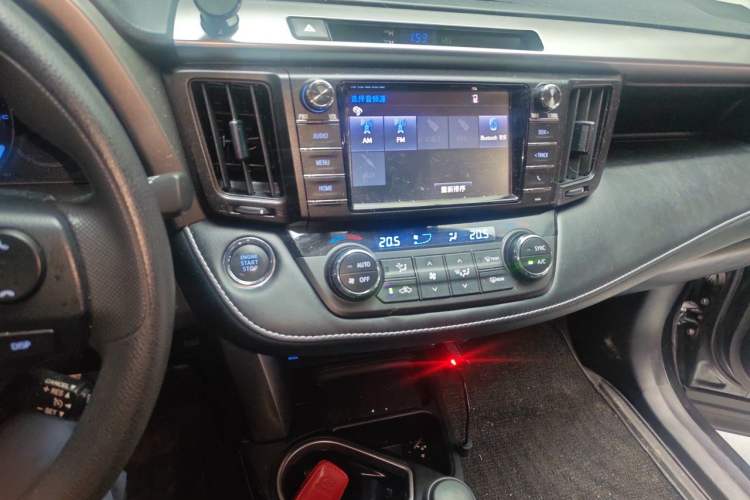 Used Toyota RAV4 2019 2.0L CVT Two-Wheel Drive Luxury Version China VI Standard Audio And AC Panel