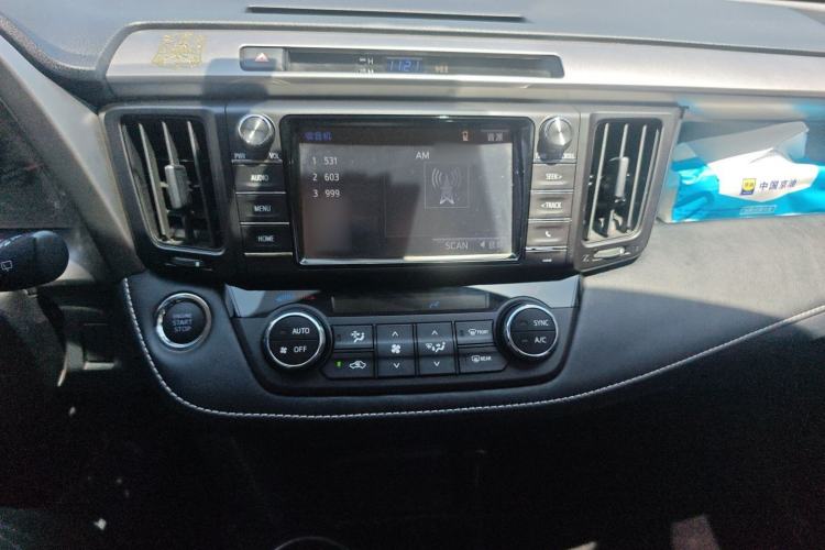 Used Toyota RAV4 2019 2.0L CVT Two-Wheel Drive Luxury Version China VI Standard Audio And AC Panel