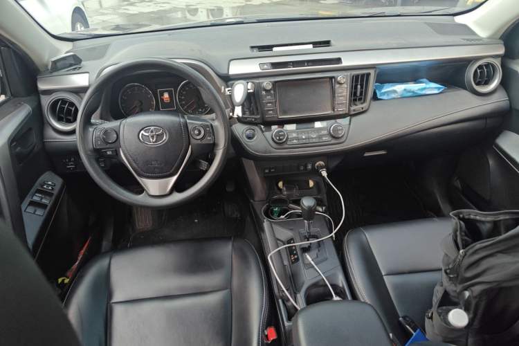 Used Toyota RAV4 2019 2.0L CVT Two-Wheel Drive Fashion X Limited Edition China VI Standard Center Console