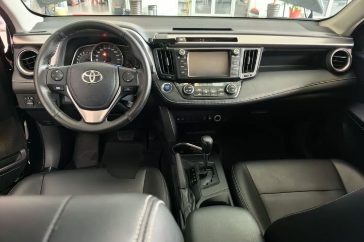 Used Toyota RAV4 2019 2.0L CVT Two-Wheel Drive Luxury Version China VI Standard Center Console