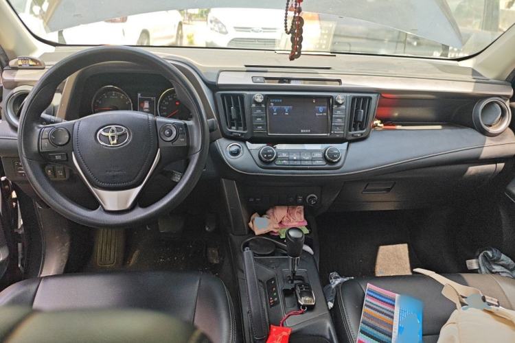 Used Toyota RAV4 2019 2.0L CVT Two-Wheel Drive Fashion X Limited Edition China VI Standard Center Console