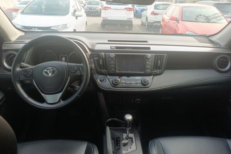 Used Toyota RAV4 2019 2.0L CVT Two-Wheel Drive ZhiShang Version China VI Standard Center Console