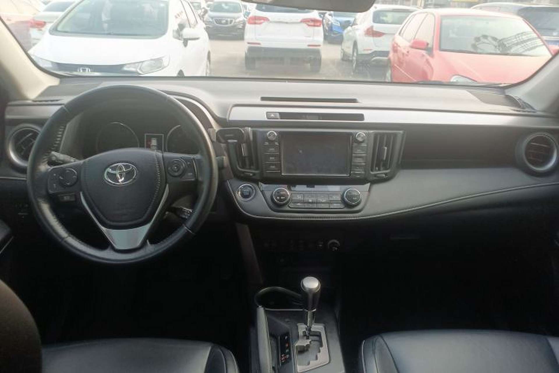 Used Toyota RAV4 2019 2.0L CVT Two-Wheel Drive ZhiShang Version China VI Standard Center Console