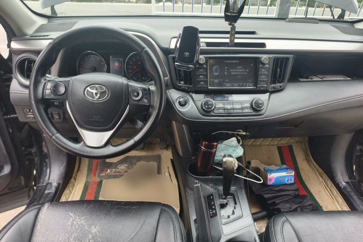 Used Toyota RAV4 2019 2.0L CVT Two-Wheel Drive Fashion X Limited Edition China VI Standard Center Console