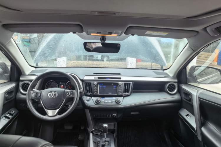 Used Toyota RAV4 2019 2.0L CVT Two-Wheel Drive Fashion X Limited Edition China VI Standard Center Console