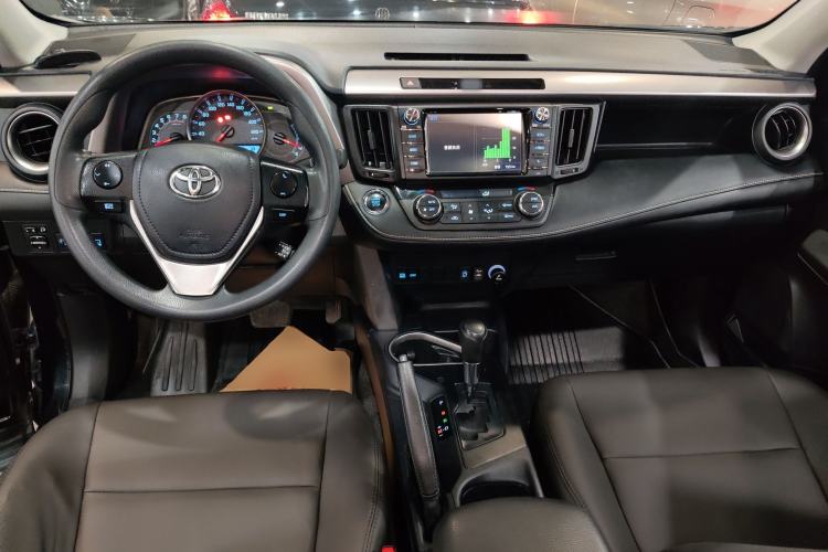 Used Toyota RAV4 2019 2.0L CVT Two-Wheel Drive Luxury Version China VI Standard Center Console