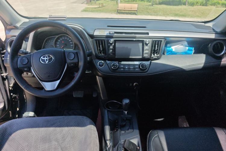 Used Toyota RAV4 2019 2.0L CVT Two-Wheel Drive Luxury Version China VI Standard Center Console