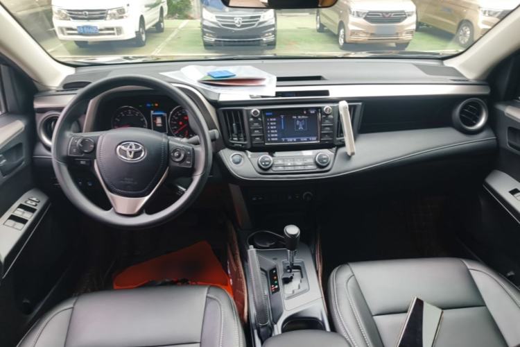 Used Toyota RAV4 2019 2.0L CVT Two-Wheel Drive Fashion X Limited Edition China VI Standard Center Console