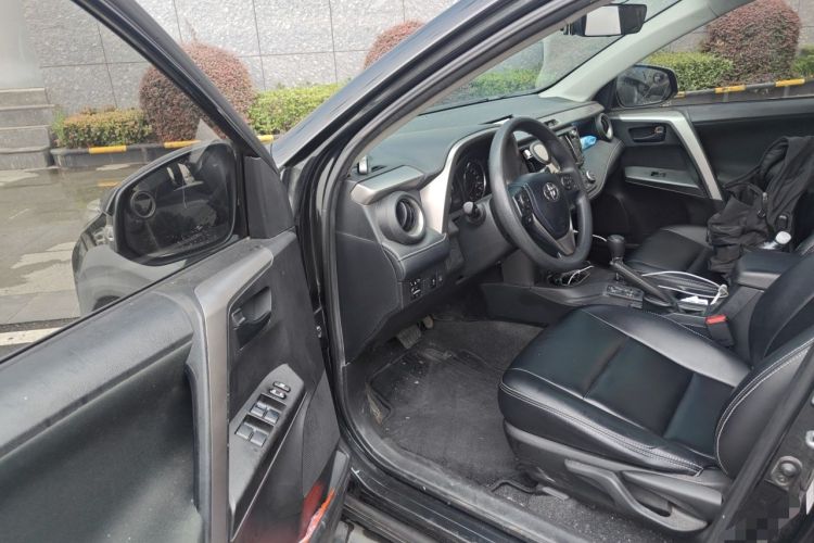 Used Toyota RAV4 2019 2.0L CVT Two-Wheel Drive Fashion X Limited Edition China VI Standard Driver Seat