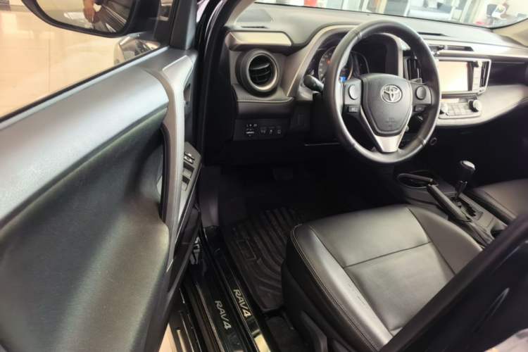 Used Toyota RAV4 2019 2.0L CVT Two-Wheel Drive Luxury Version China VI Standard Driver Seat
