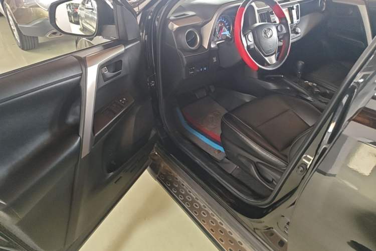 Used Toyota RAV4 2019 2.0L CVT Two-Wheel Drive Luxury Version China VI Standard Driver Seat