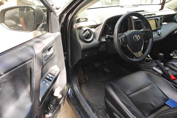 Used Toyota RAV4 2019 2.0L CVT Two-Wheel Drive Fashion X Limited Edition China VI Standard Driver Seat
