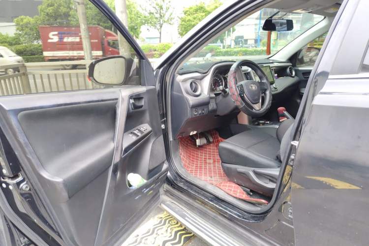 Used Toyota RAV4 2019 2.0L CVT Two-Wheel Drive Pioneer Edition China V Standard Driver Seat