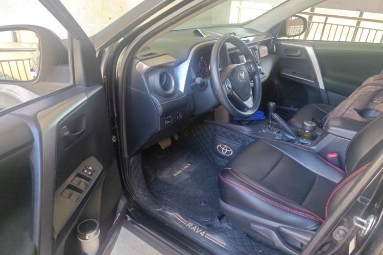 Used Toyota RAV4 2019 2.0L CVT Two-Wheel Drive Fashion X Limited Edition China V Standard Driver Seat