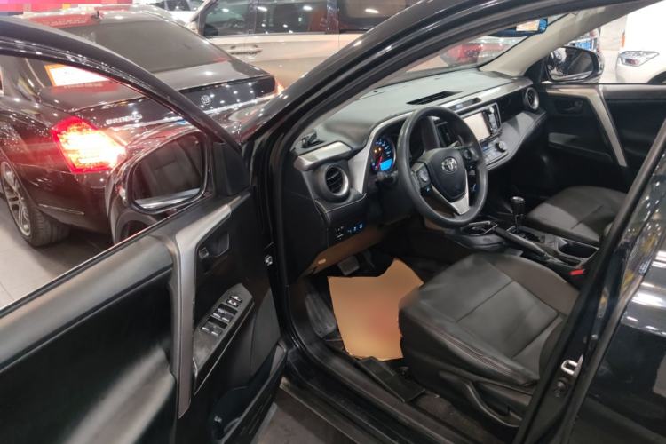 Used Toyota RAV4 2019 2.0L CVT Two-Wheel Drive Luxury Version China VI Standard Driver Seat