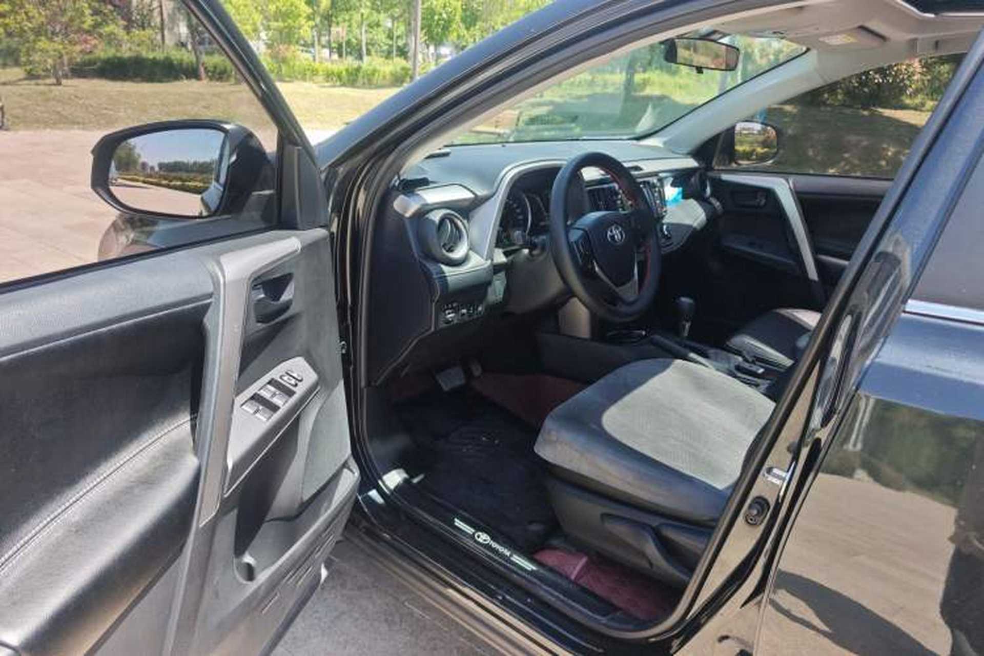 Used Toyota RAV4 2019 2.0L CVT Two-Wheel Drive Luxury Version China VI Standard Driver Seat