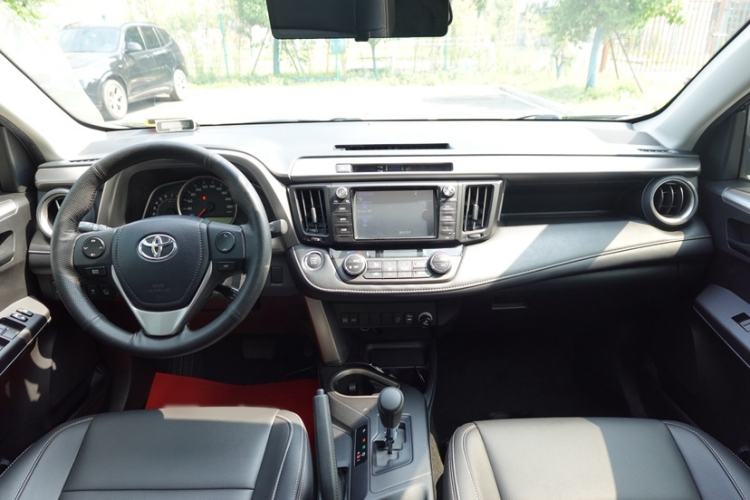 Used Toyota RAV4 2019 2.0L CVT Two-Wheel Drive Luxury Version China VI Standard Driver Seat