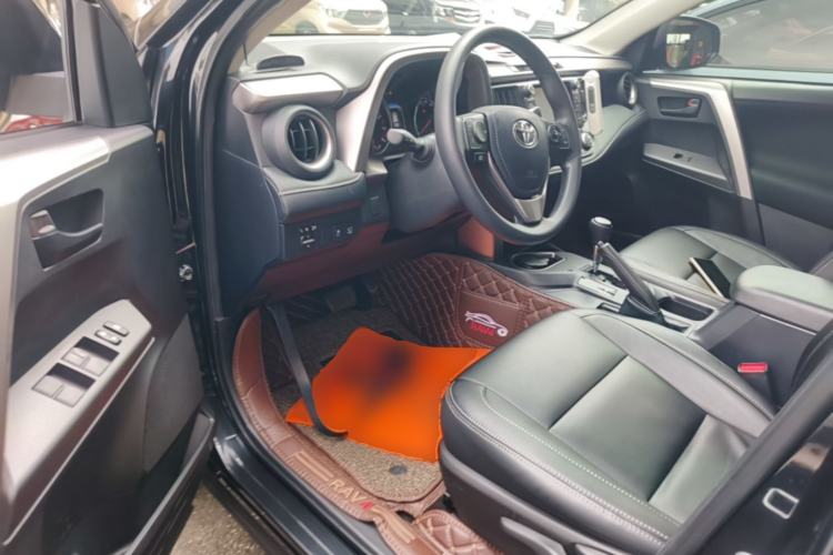 Used Toyota RAV4 2019 2.0L CVT Two-Wheel Drive Fashion X Limited Edition China VI Standard Driver Seat