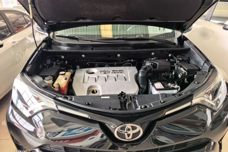 Used Toyota RAV4 2019 2.0L CVT Two-Wheel Drive Luxury Version China VI Standard Engine Bay