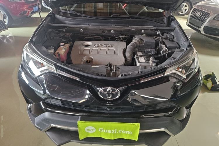 Used Toyota RAV4 2019 2.0L CVT Two-Wheel Drive Luxury Version China VI Standard Engine Bay