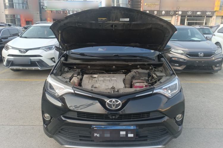 Used Toyota RAV4 2019 2.0L CVT Two-Wheel Drive ZhiShang Version China VI Standard Engine Bay