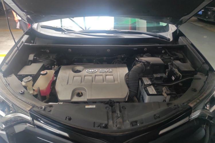 Used Toyota RAV4 2019 2.0L CVT Two-Wheel Drive Luxury Version China VI Standard Engine Bay
