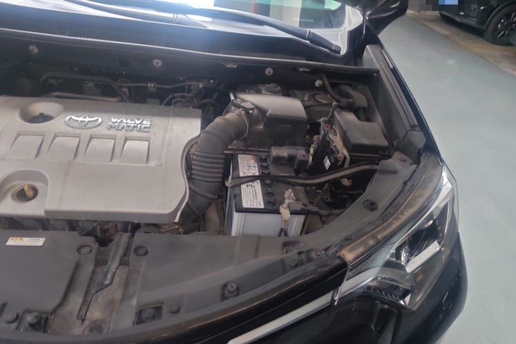 Used Toyota RAV4 2019 2.0L CVT Two-Wheel Drive Luxury Version China VI Standard Engine Bay Left