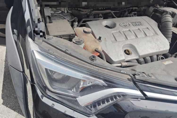 Used Toyota RAV4 2019 2.0L CVT Two-Wheel Drive Fashion X Limited Edition China VI Standard Engine Bay Right