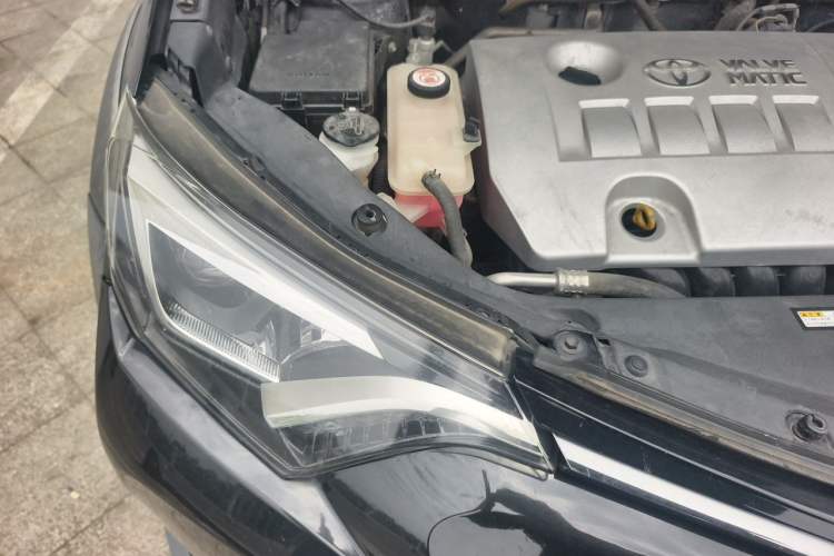 Used Toyota RAV4 2019 2.0L CVT Two-Wheel Drive Fashion X Limited Edition China VI Standard Engine Bay Right