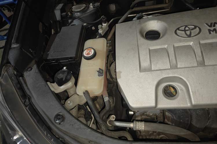 Used Toyota RAV4 2019 2.0L CVT Two-Wheel Drive Pioneer Edition China VI Standard Engine Bay Right