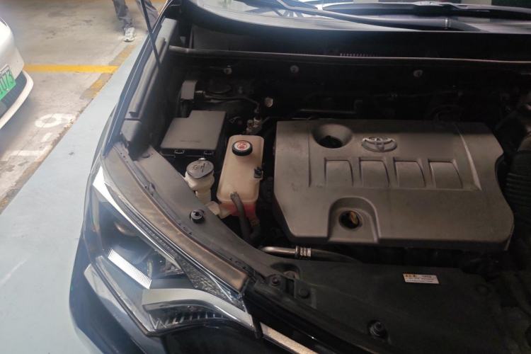 Used Toyota RAV4 2019 2.0L CVT Two-Wheel Drive Luxury Version China VI Standard Engine Bay Right
