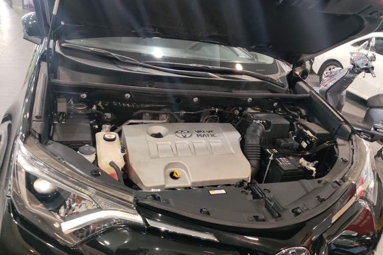 Used Toyota RAV4 2019 2.0L CVT Two-Wheel Drive Luxury Version China VI Standard Engine Bay