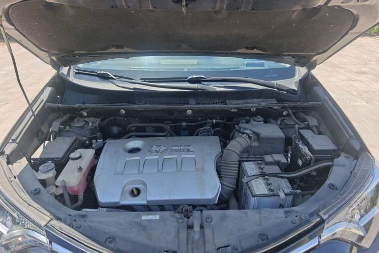 Used Toyota RAV4 2019 2.0L CVT Two-Wheel Drive Luxury Version China VI Standard Engine Bay