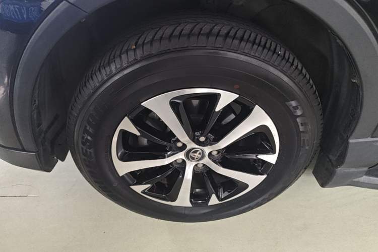 Used Toyota RAV4 2019 2.0L CVT Two-Wheel Drive Luxury Version China VI Standard Exterior 1