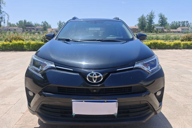 Used Toyota RAV4 2019 2.0L CVT Two-Wheel Drive Luxury Version China VI Standard Exterior 1
