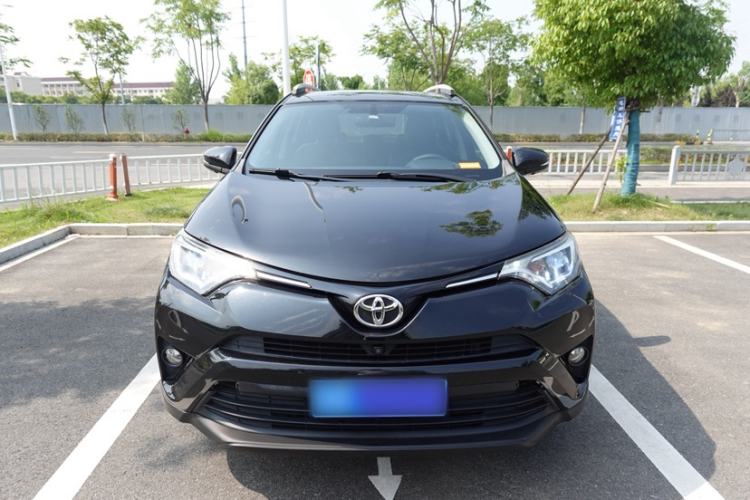 Used Toyota RAV4 2019 2.0L CVT Two-Wheel Drive Luxury Version China VI Standard Exterior 1