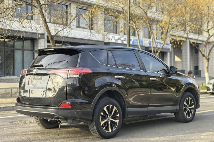 Used Toyota RAV4 2019 2.0L CVT Two-Wheel Drive Luxury Version China VI Standard Exterior 10